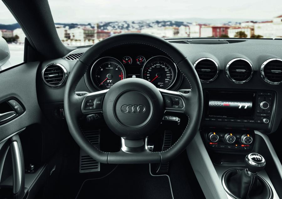 Торпедо Audi TT 2.0 TDI Quattro Coupe (8J) 2010 года  (WW) (фото 23 из 26)